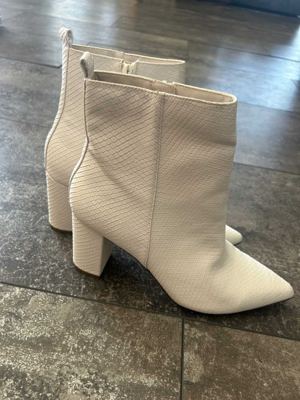 Womens White Textured Pointed-Toe Block Heel Ankle Boots